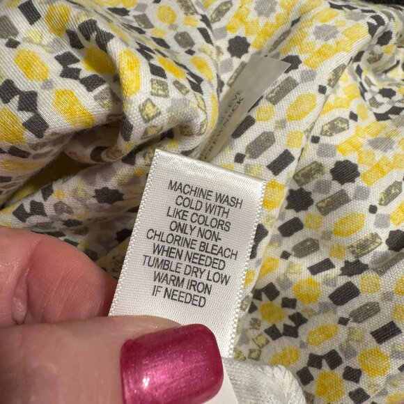 ❤️NWT SPRING/SUMMER GRAY & YELLOW PRINT CLASSIC TEE SMALL - Picture 5 of 8